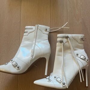 Really nice heels size 8 I don’t know the brand